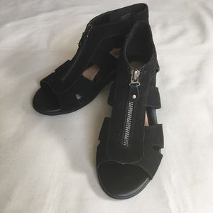EARTH/ black suede wedge sandals